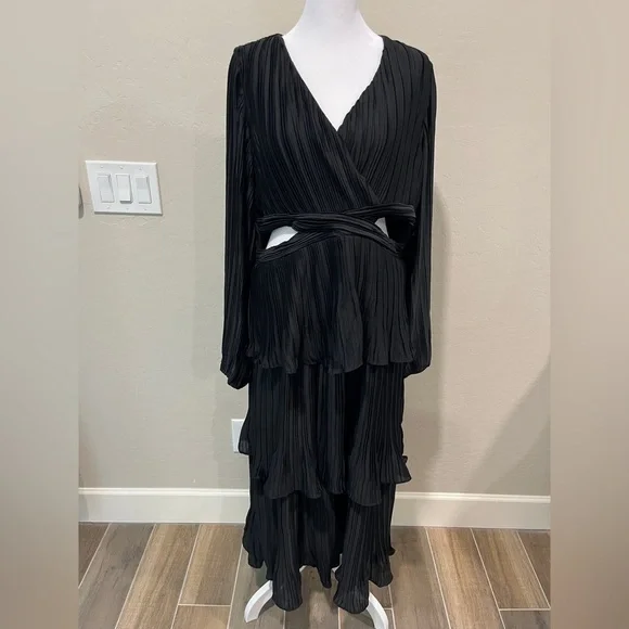 NEW! Petal & Pup Pippa Long Sleeve Midi Pleated Dress Black Size Large - Picture 3 of 8